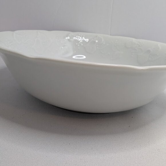 Vintage LIERRE LAUVAGE Limoges France White Embossed IVY LEAVES Pattern 9"d Bowl - Picture 5 of 5